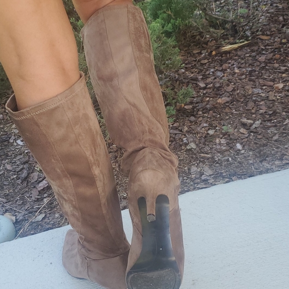 👢 Boots - Picture 3 of 10